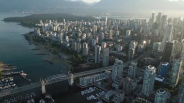 Vancouver, Granville köprüsü, False Creek ve dağlarındaki gökdelenlerin hava görüntüsü, Britanya Kolumbiyası, Kanada şafak vakti.