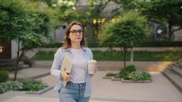 Tasasız Kadını Gününden Sonra Elinde Laptop Kahveyle Sokakta Yürüyor — Stok video