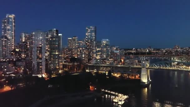 Geceleri Vancouver Merkezindeki Granville Köprüsü False Creek Göz Kamaştırıcı Hava — Stok video