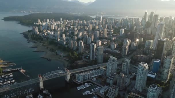 温哥华市中心 格兰维尔桥 法尔斯溪和加拿大不列颠哥伦比亚省山区的摩天大楼的空中景观 — 图库视频影像