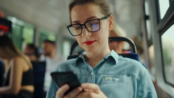 Transport Publiczny Kobieta Okularach Tramwaju Pomocą Smartfona Sms Przyjaciółmi Miasto — Wideo stockowe