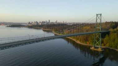 Şafakta Lions Gate Köprüsü ve Stanley Parkı 'nın havadan görüntüsü. Arka planda Vancouver şehir merkezi var. Britanya Kolombiyası Kanada. Hızlandırılmış video 