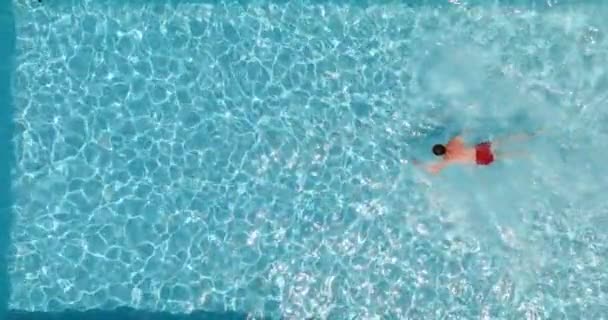 Vista Arriba Hacia Abajo Hombre Pantalones Cortos Rojos Nadando Piscina — Vídeo de stock