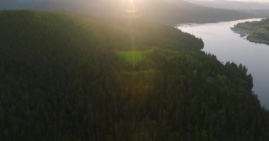 Fraser nehir vadisi ve Kanada 'nın Britanya Kolumbiyası' ndaki dağ manzarası.