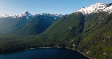 Chilliwack Gölü 'nün ve baharda dağların havadan manzarası. Vancouver 'ın doğusunda, British Columbia, Kanada