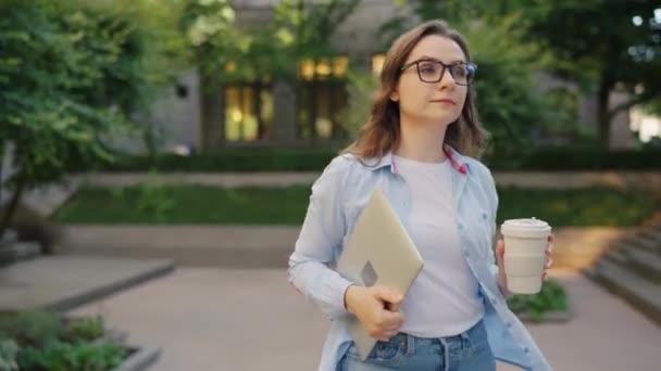 Bezstarostná Obchodní Žena Kráčí Ulici Notebookem Kávou Rukou Pracovním Dni — Stock video
