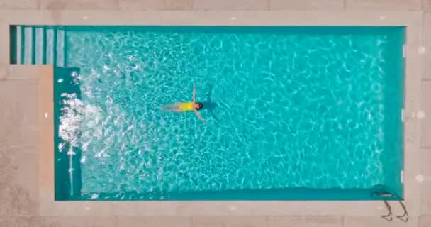 Vista Arriba Hacia Abajo Una Mujer Traje Baño Amarillo Acostada — Vídeo de stock