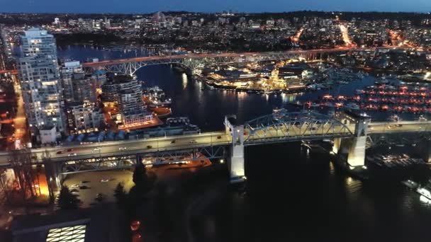 Вночі Центрі Ванкувера Відкривається Приголомшливий Вигляд Міст Ґренвіль Фальш Крік — стокове відео