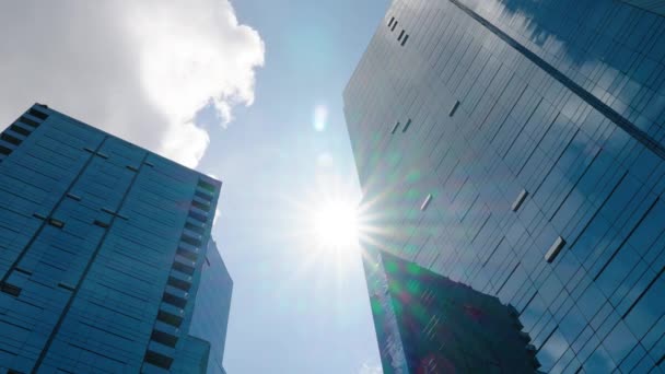 时间飞逝的云彩映照在一幢大办公楼的玻璃上 现代摩天大楼中的云彩反射 带有玻璃反射镜的现代商业办公大楼 — 图库视频影像