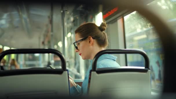 Transporte Público Mujer Gafas Tranvía Utilizando Teléfono Inteligente Chat Mensajes — Vídeo de stock