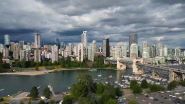 Şehir merkezinde, Granville Köprüsü ve False Creek 'te çarpıcı bir hava hızı. Vancouver, British Columbia, Kanada.
