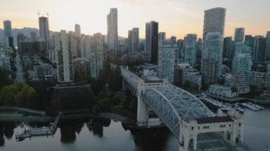 Vancouver, Granville köprüsü, False Creek ve dağlarındaki gökdelenlerin hava görüntüsü, Britanya Kolumbiyası, Kanada şafak vakti. Hızlandırılmış video