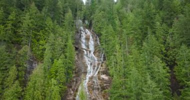 Güzel şelalenin hava manzarası - Gelin Şelalesi İl Parkı, Chilliwack, Britanya Kolumbiyası, Kanada. 