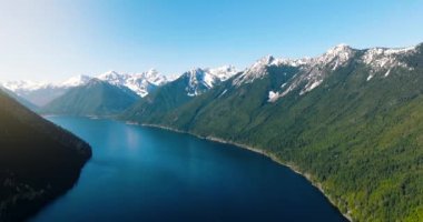 Chilliwack Gölü 'nün ve baharda dağların havadan manzarası. Vancouver 'ın doğusunda, British Columbia, Kanada