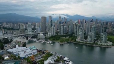 Şehir merkezinde, Granville Köprüsü ve False Creek 'te çarpıcı bir hava hızı. Vancouver, British Columbia, Kanada.