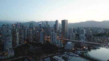 Twilight, Granville Köprüsü ve False Creek 'teki Vancouver şehir merkezindeki çarpıcı hava manzarası. British Columbia, Kanada.
