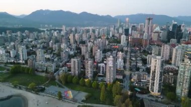 Vancouver, Granville Köprüsü, False Creek ve Kanada 'daki gökdelenlerin hava görüntüsü. Hızlandırılmış video
