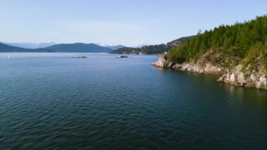 Deniz feneri parkındaki kıyı şeridinin hava görüntüsü Batı Vancouver, British Columbia, Kanada. 