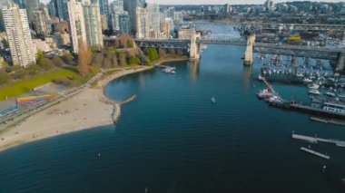 Vancouver, Granville Köprüsü ve False Creek 'in merkezindeki çarpıcı hava manzarası. British Columbia, Kanada.