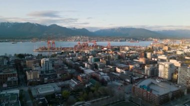 Vancouver Limanı 'nın havadan görünüşü, arka planda liman ve dağlar. British Columbia, Kanada