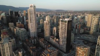 Vancouver, British Columbia, Kanada şehir merkezindeki gökdelenlerin günbatımında hava görüntüsü.