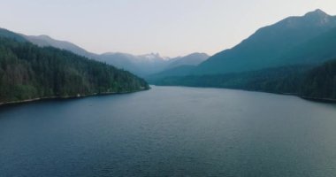 Kuzey Vancouver, British Columbia, Kanada 'daki Capilano Gölü ve dağ manzarası üzerinde insansız hava aracı görüntüsü.