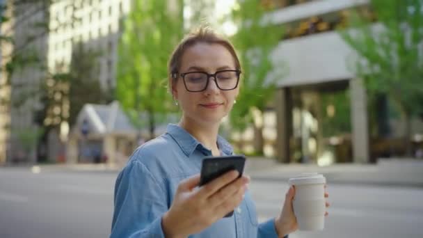 Běloška Brýlích Stojí Ulici Používá Smartphone Pije Kávu Oběžné Dráze — Stock video