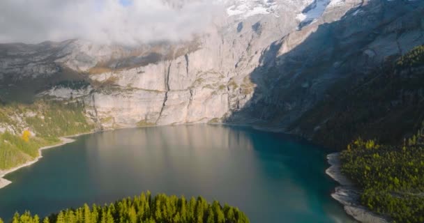Vista Aérea Lago Oeschinensee Com Montanha Bluemlisalp Dia Outono Alpes — Vídeo de Stock