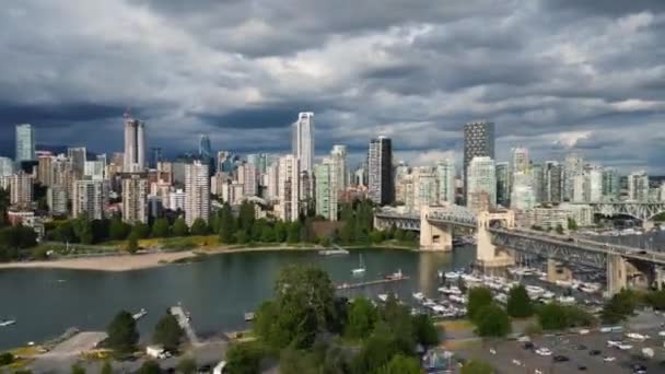 Потрясающая Воздушная Гиперлапс Центре Города Мосту Грэнвилл Фальс Крик Ванкувер — стоковое видео