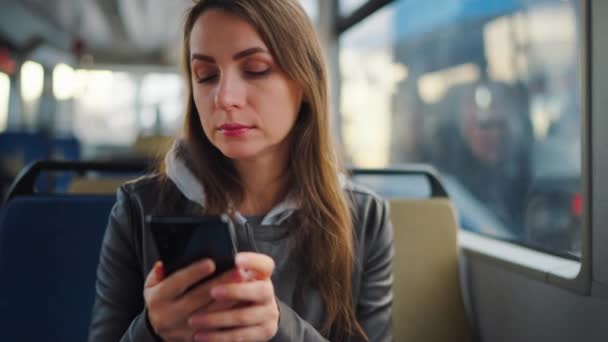 Veřejná Doprava Žena Tramvaji Používá Smartphone Chatování Smskování Přáteli Město — Stock video