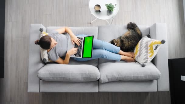 Nahoře Fotce Ženy Která Používá Laptop Zelenou Maketou Obrazovky Sedí — Stock video