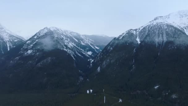 悲観的な日に冬の岩の山の空中ビュー Chilliwack British Columbia Canada — ストック動画