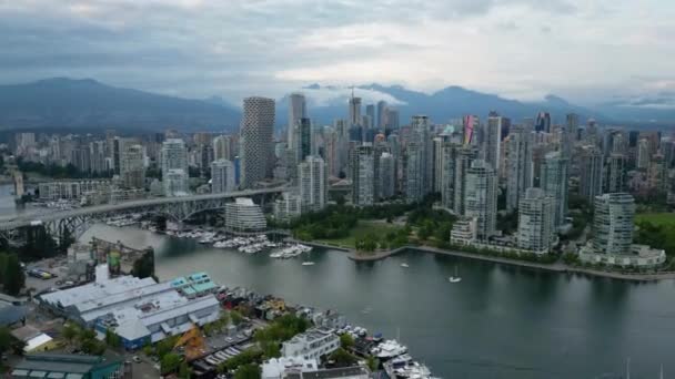 Потрясающая Воздушная Гиперлапс Центре Города Мосту Грэнвилл Фальс Крик Ванкувер — стоковое видео