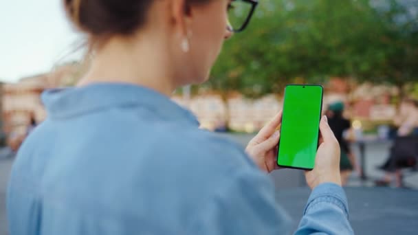 Žena Stojí Ulici Používá Smartphone Zelenou Obrazovkou Zpětný Pohled Zpomalený — Stock video