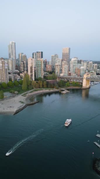 垂直录像 从空中俯瞰市中心和假溪流 加拿大不列颠哥伦比亚省温哥华 — 图库视频影像