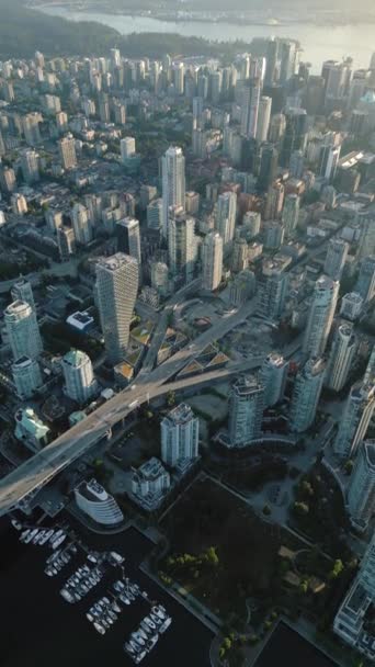 Vídeo Vertical Vista Aérea Los Rascacielos Centro Vancouver Stanley Park — Vídeos de Stock