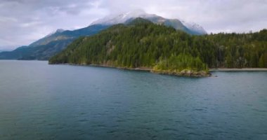 Harrison Gölü 'nün ve ormanın arka planda dağ manzaralı panoramik görüntüsü. Vancouver, British Columbia, Kanada