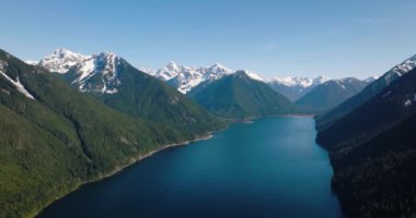 Chilliwack Gölü 'nün ve baharda dağların havadan manzarası. Vancouver 'ın doğusunda, British Columbia, Kanada