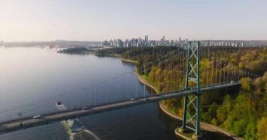 Şafakta Lions Gate Köprüsü ve Stanley Parkı 'nın havadan görüntüsü. Arka planda Vancouver şehir merkezi var. Britanya Kolombiyası Kanada 