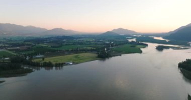 Fraser nehir vadisi ve Kanada 'nın Britanya Kolumbiyası' ndaki dağ manzarası.