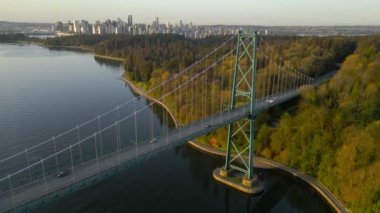 Şafakta Lions Gate Köprüsü ve Stanley Parkı 'nın havadan görüntüsü. Arka planda Vancouver şehir merkezi var. Britanya Kolombiyası Kanada 