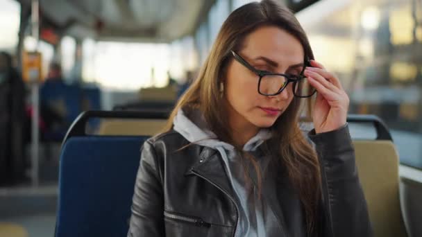 Transporte Público Mujer Gafas Tranvía Usando Teléfono Inteligente Chateando Enviando — Vídeos de Stock