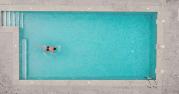 반바지에있는 남자의 아래로 수영장에서 라이프스타일 — 비디오