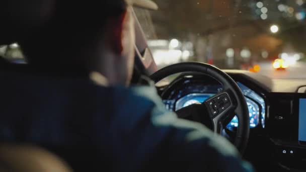 Gece Şehrinin Sokaklarında Araba Süren Bir Adam Arabanın Camında Bir — Stok video