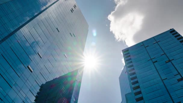 Lapso Tiempo Las Nubes Reflejándose Cristal Gran Edificio Oficinas Reflejo — Vídeos de Stock