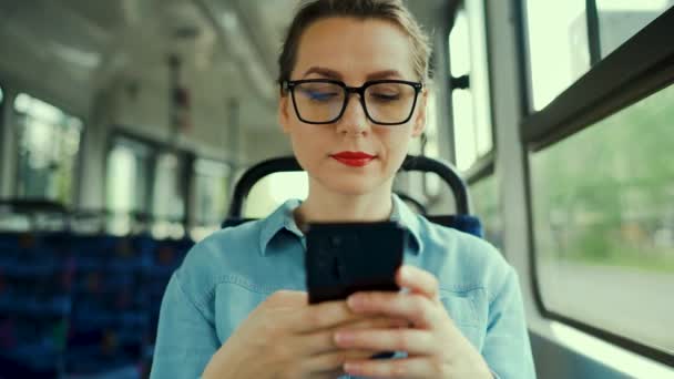 Veřejná Doprava Žena Brýlích Tramvaji Používá Smartphone Chatování Smskování Přáteli — Stock video