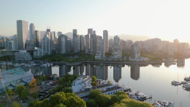 加拿大不列颠哥伦比亚省温哥华市中心摩天大楼的空中景观 黎明时分 建筑物反映在水中 — 图库视频影像