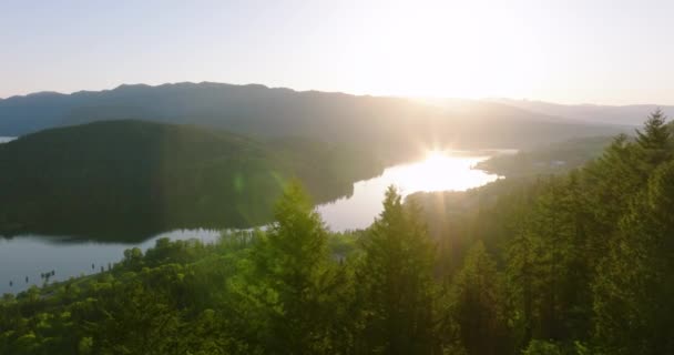 ディープコーブ湾のバーナビー山公園と日の出の周囲の山の風景からのパノラマの空中ビュー バンクーバー ブリティッシュコロンビア州 カナダ — ストック動画