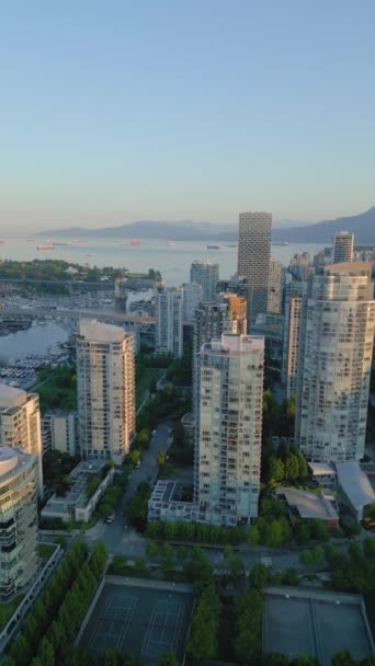 Verticale Video Luchtfoto Van Wolkenkrabbers Downtown Vancouver British Columbia Canada — Stockvideo