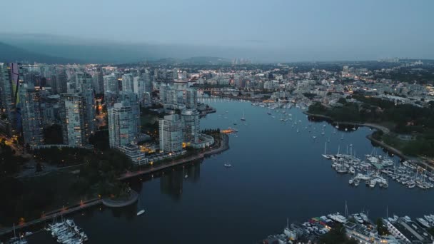 Vista Aérea Del Centro Vancouver Crepúsculo Edificios False Creek Puerto — Vídeos de Stock